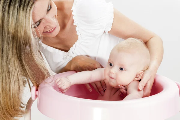 Mãe com seu bebê durante o banho — Fotografia de Stock