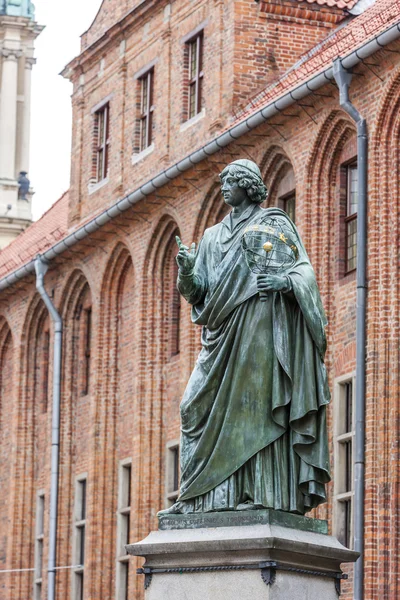 Nicolaus Copernicus monument in front of city hall of Torun — Stock Photo, Image