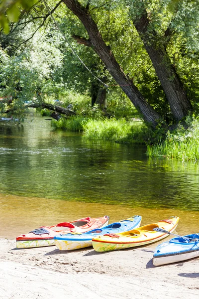 Canoë sur la rivière Krutynia, Voïvodie de Warmie-Masurie — Photo