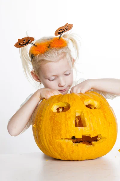Girl carving pumpkin for Halloween — Stock Photo, Image