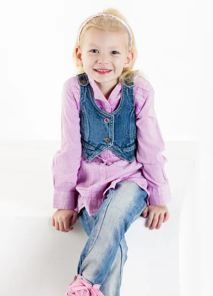 Sentada menina vestindo jeans — Fotografia de Stock