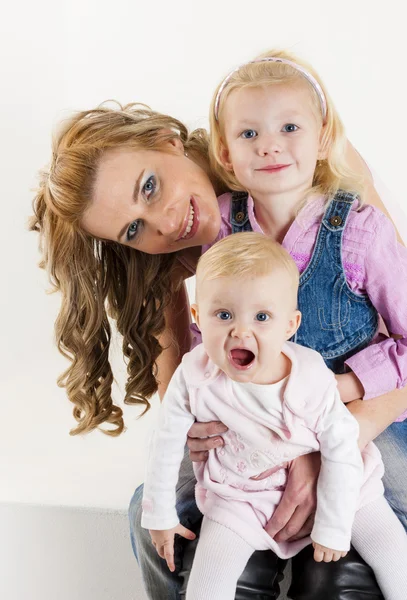 Madre con su bebé y su hija —  Fotos de Stock