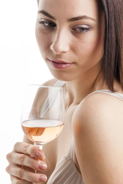 Jonge vrouw met een glas rose wijn — Stockfoto