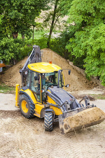 Экскаватор на строительной площадке