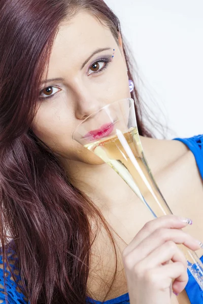 Mladá žena pije šampaňské — Stock fotografie