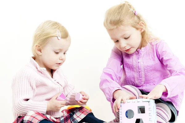 Twee kleine meisjes spelen — Stockfoto