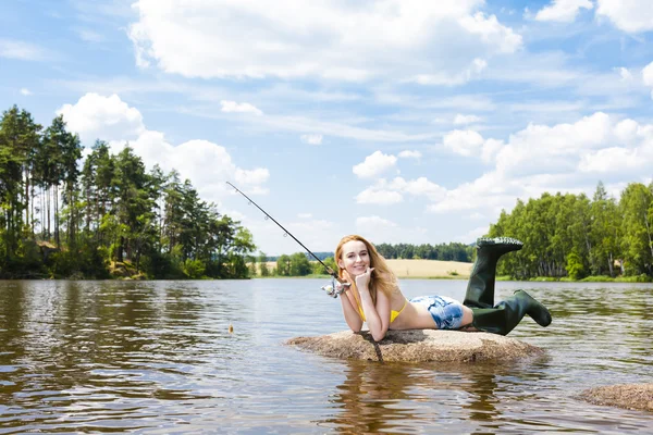 Woman fishing in pond during summer — Stock Photo, Image