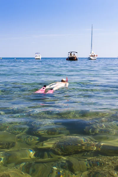 Plongée avec tuba en mer Méditerranée — Photo