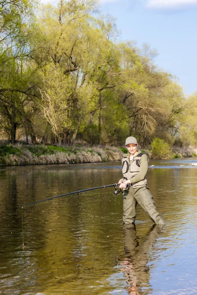 Frau angelt im Frühling im Fluss — Stockfoto