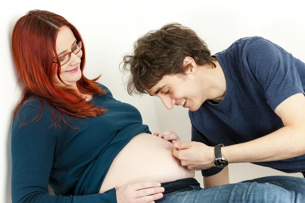 Donna incinta con suo marito — Foto Stock