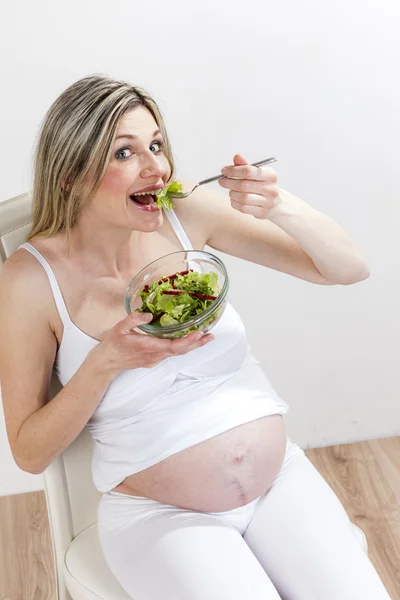 Mujer embarazada comiendo ensalada de verduras —  Fotos de Stock