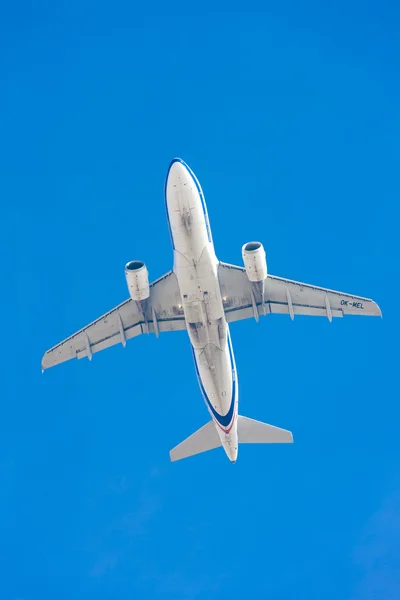 Transporte aéreo durante o dia — Fotografia de Stock