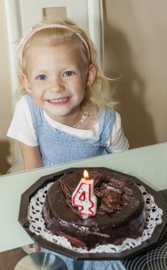 birhday kek ile kız