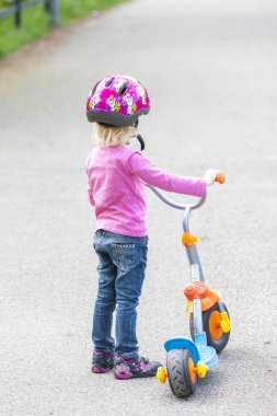 Scooterlı küçük kız.