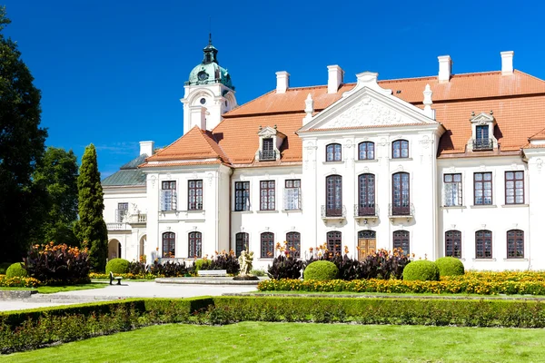 Palacio Kozlowski con jardín, Voivodato de Lublin — Foto de Stock