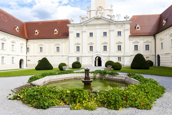 Бенедиктинский монастырь с садом в Альтенбурге, Нижняя Австрия — стоковое фото
