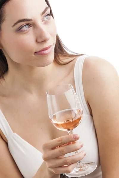 Mujer joven con una copa de vino rosa — Foto de Stock