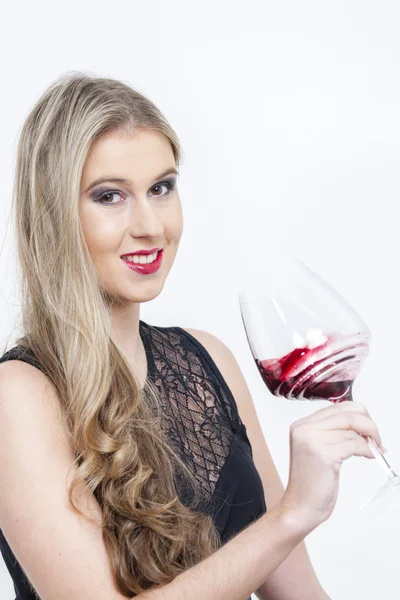 Ung kvinna med ett glas rött vin — Stockfoto