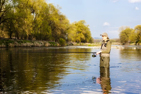 Mulher pesca no rio na primavera — Fotografia de Stock