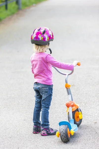 Menina com uma scooter — Fotografia de Stock
