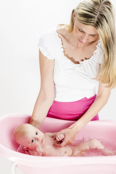 Anne ile bebeği banyo sırasında portresi — Stok fotoğraf