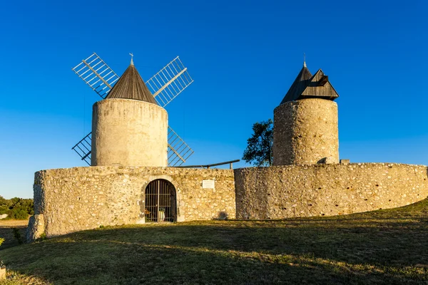 Mulini a vento in Regusse, Provenza, Francia — Foto Stock
