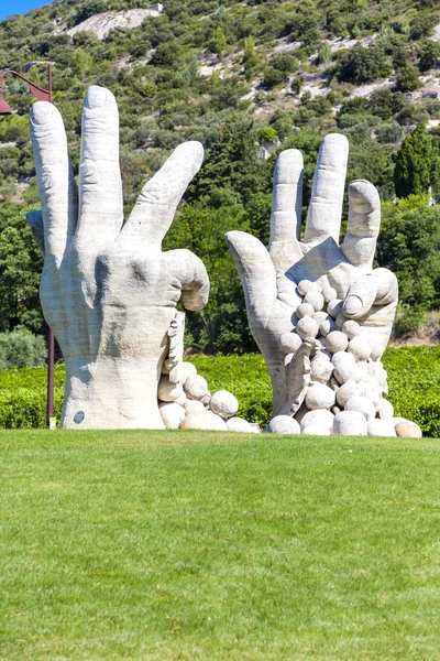 Standbeeld van handen in Aubune, Provence, Frankrijk — Stockfoto