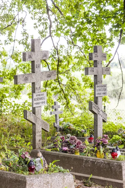 Begraafplaats in campus van Wojnowo klooster — Stockfoto