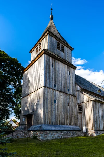 Iglesia de madera en Wieliczki, Voivodato Warmian-Masurian — Foto de Stock