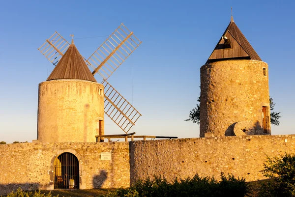 Moinhos em Regusse, Provence, Francia — Fotografia de Stock