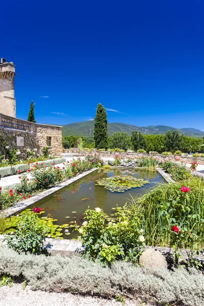 Jardim e palácio em Lourmarin, Provence, Francia — Fotografia de Stock
