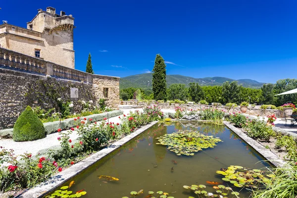 Tuin en paleis in Lourmarin, Provence, Frankrijk — Stockfoto