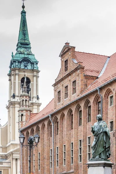 Nicolaus Copernicus monument framför stadshuset av Torun — Stockfoto