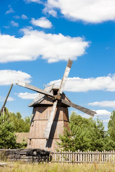 Trä väderkvarn, Dubicze Cerkiewne, Podlaskie Voivodeship — Stockfoto