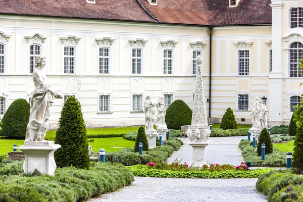 Benediktinska klostret med trädgård i Altenburg — Stockfoto