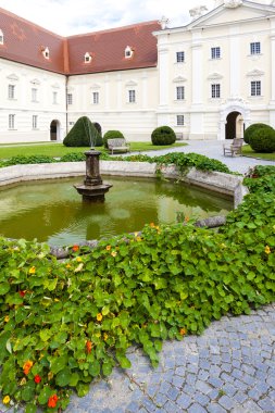 Benedictine Manastırı Altenburg bahçede ile