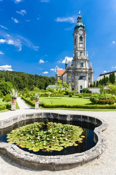 Cisterciensorden kloster med en trädgård i Zwettl, Fäll ned Österrike — Stockfoto