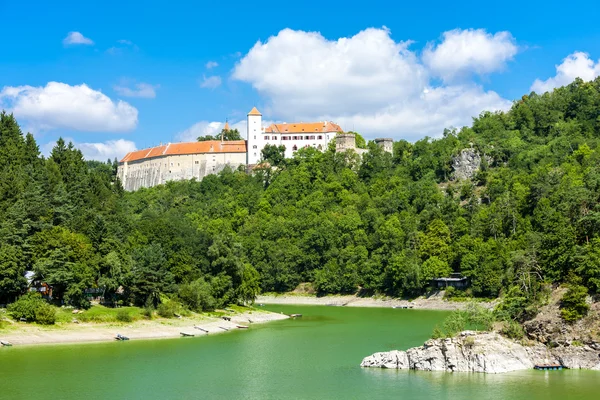 Bitov kasteel met Vranovska Dam — Stockfoto