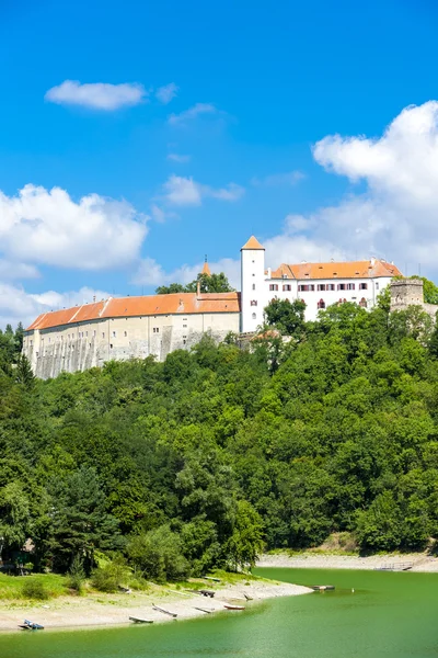 Bitov kasteel met Vranovska Dam, Tsjechië — Stockfoto