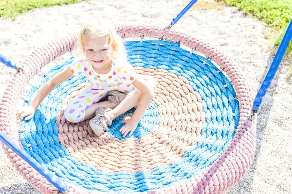 Petite fille à aire de jeux — Photo