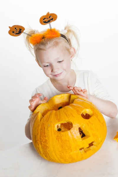 Girl carving pumpkin for Halloween — Stock Photo, Image