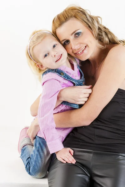 Niña con su madre — Foto de Stock