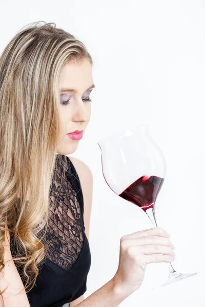 Jeune femme avec un verre de vin rouge — Photo