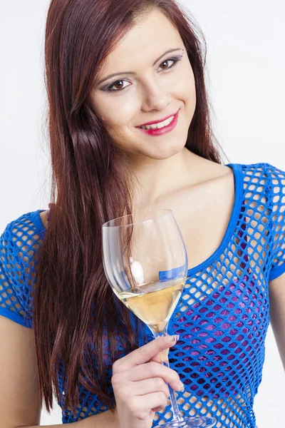 Mladá žena se sklenkou bílého vína — Stock fotografie
