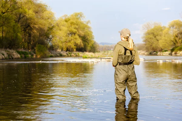 Mujer pescando en el río en primavera — Foto de Stock