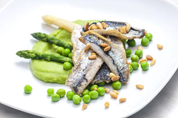 Herring with green asparagus and peas — Stock Photo, Image