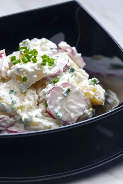 Kartoffelsalat mit Radieschen — Stockfoto