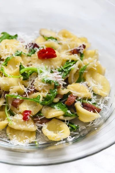 Těstoviny orecchiette s rukolou a slaninou — Stock fotografie