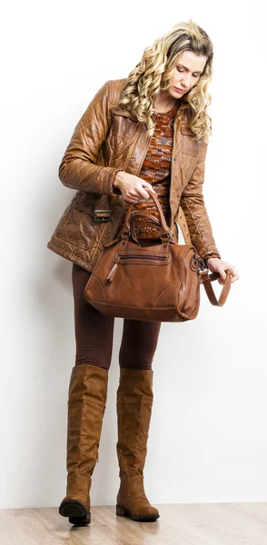 Mujer vestida con ropa y botas marrones —  Fotos de Stock