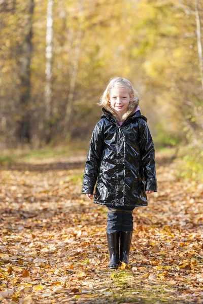 Ragazza che indossa stivali di gomma nella natura autunnale — Foto Stock